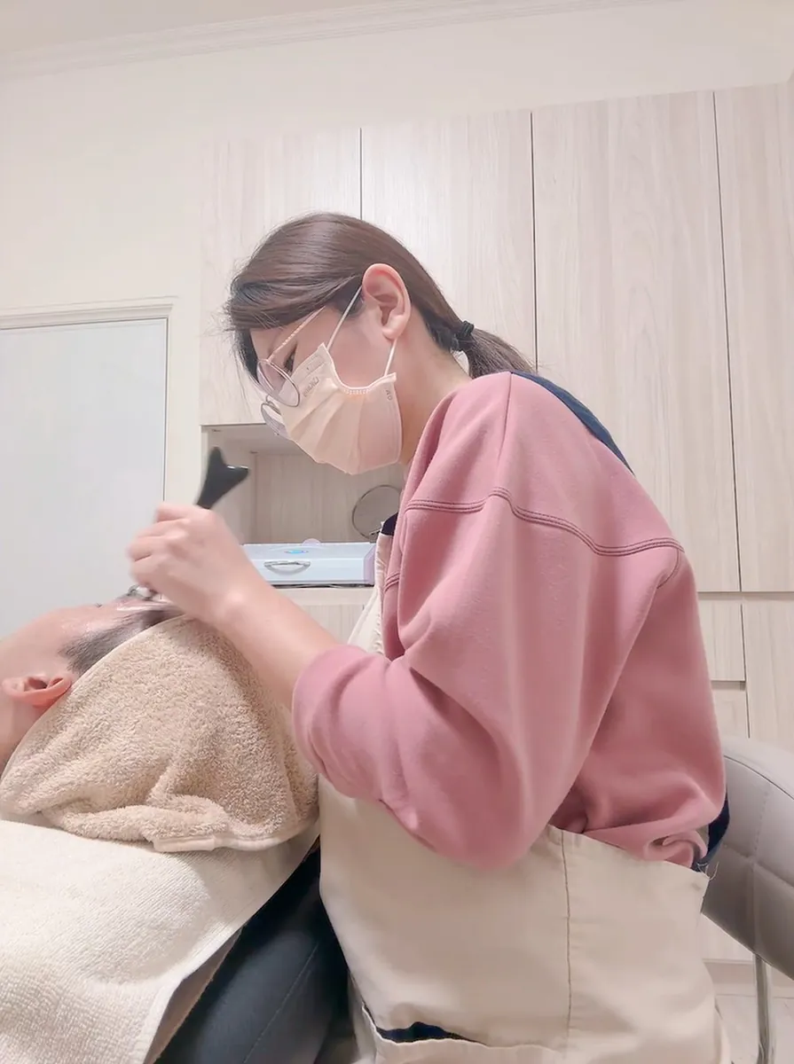 Carrie 在工作室為客人進行手工清粉刺